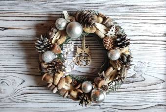 Handmade festive christmas wreath. Size: S (23 cm)