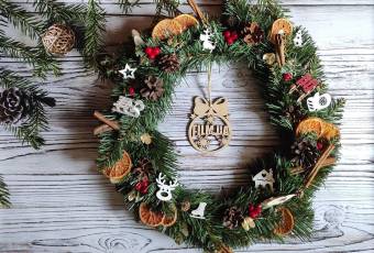 Handmade festive christmas wreath. Size: L (40 cm)