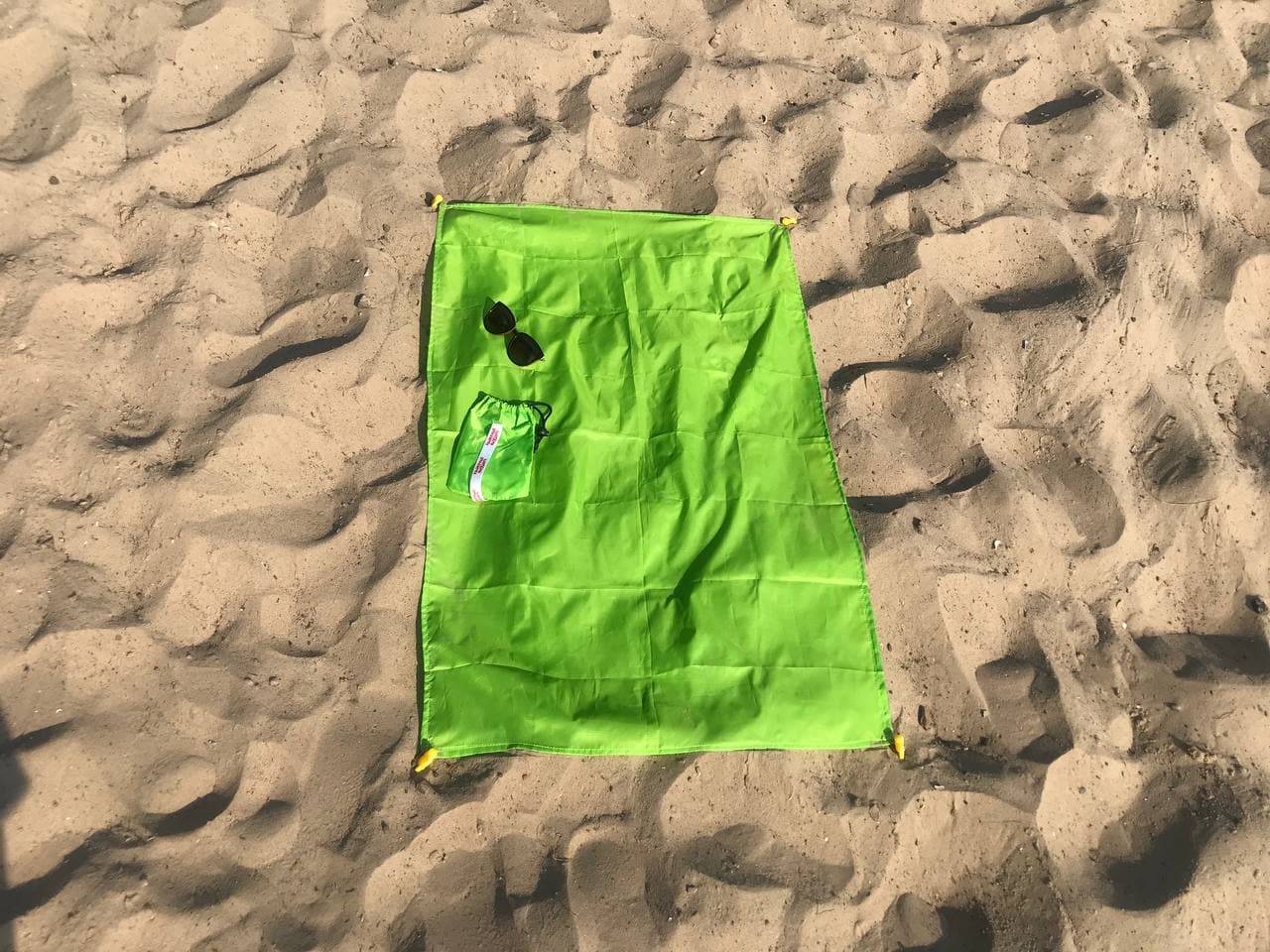 Waterproof mat for beach and picnic